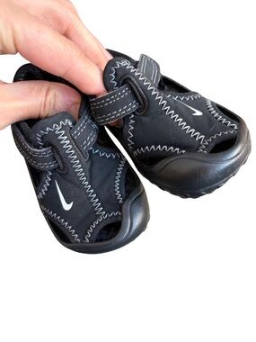Nike Black Baby/Toddler Velcro Sport Sandals with White Swoosh Size 3C